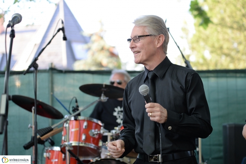 Elnémult a piros gitár-koncert a Bencs Villa udvarán