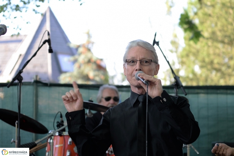 Elnémult a piros gitár-koncert a Bencs Villa udvarán