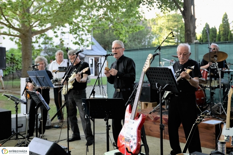 Elnémult a piros gitár-koncert a Bencs Villa udvarán