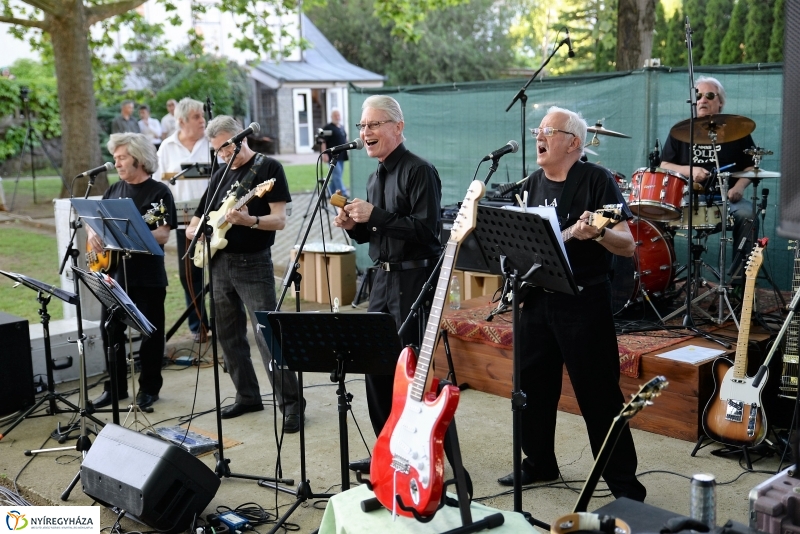 Elnémult a piros gitár-koncert a Bencs Villa udvarán