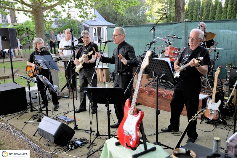 Elnémult a piros gitár-koncert a Bencs Villa udvarán