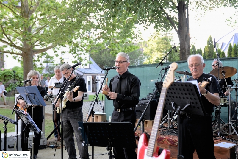 Elnémult a piros gitár-koncert a Bencs Villa udvarán