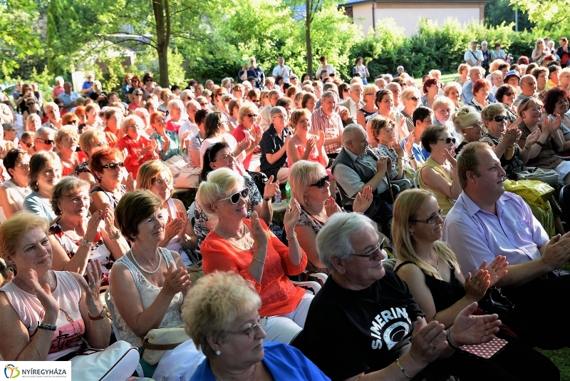 Elnémult a piros gitár-koncert a Bencs Villa udvarán