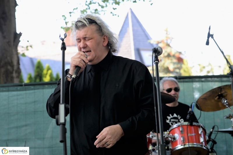 Elnémult a piros gitár-koncert a Bencs Villa udvarán