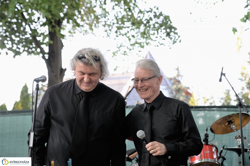 Elnémult a piros gitár-koncert a Bencs Villa udvarán