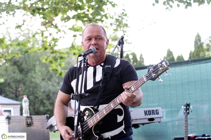Elnémult a piros gitár-koncert a Bencs Villa udvarán