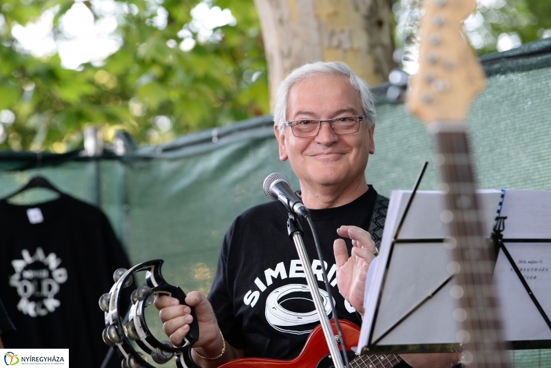 Elnémult a piros gitár-koncert a Bencs Villa udvarán