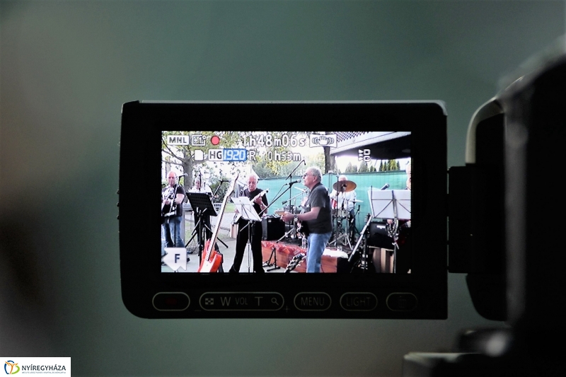 Elnémult a piros gitár-koncert a Bencs Villa udvarán