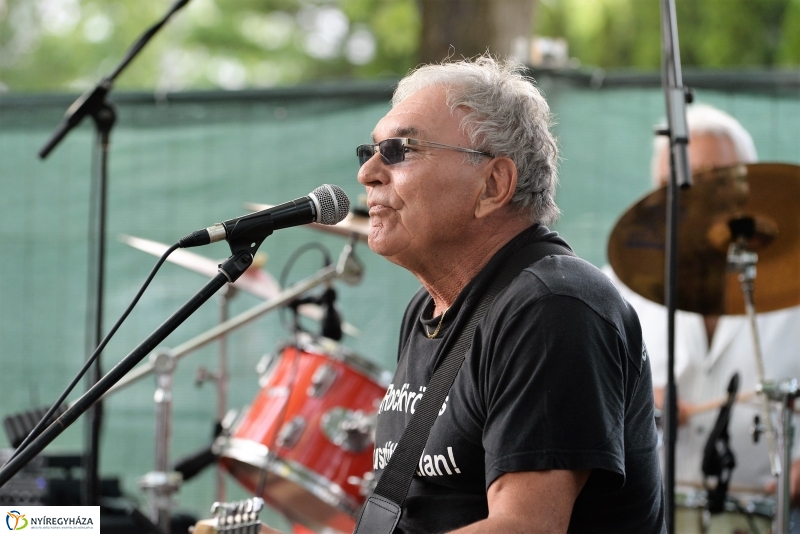 Elnémult a piros gitár-koncert a Bencs Villa udvarán