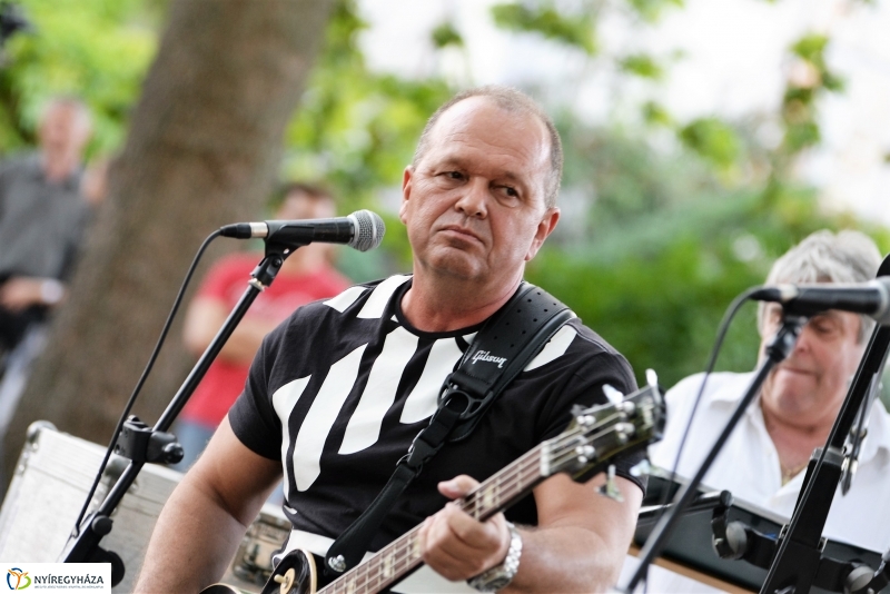 Elnémult a piros gitár-koncert a Bencs Villa udvarán