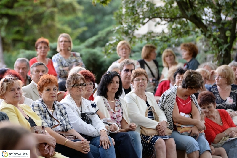 Elnémult a piros gitár-koncert a Bencs Villa udvarán