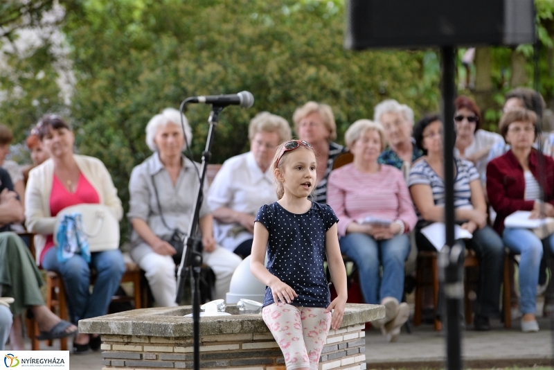 Elnémult a piros gitár-koncert a Bencs Villa udvarán