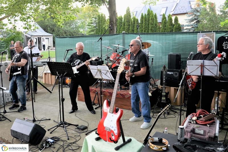 Elnémult a piros gitár-koncert a Bencs Villa udvarán