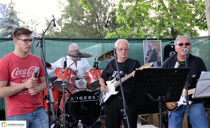 Elnémult a piros gitár-koncert a Bencs Villa udvarán