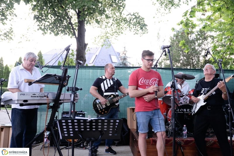 Elnémult a piros gitár-koncert a Bencs Villa udvarán