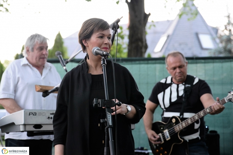 Elnémult a piros gitár-koncert a Bencs Villa udvarán