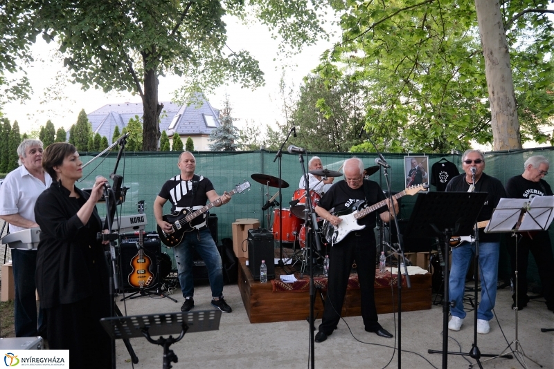 Elnémult a piros gitár-koncert a Bencs Villa udvarán