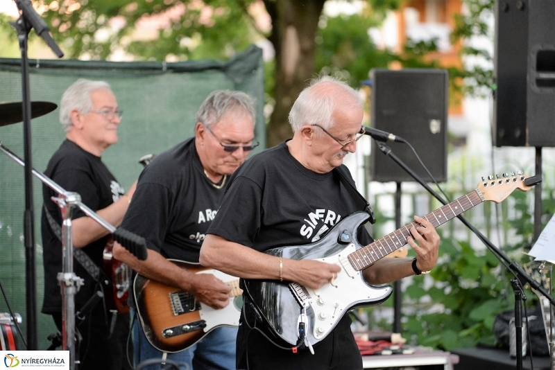 Elnémult a piros gitár-koncert a Bencs Villa udvarán