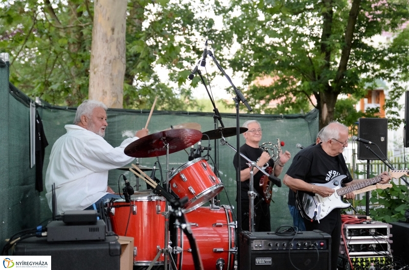 Elnémult a piros gitár-koncert a Bencs Villa udvarán