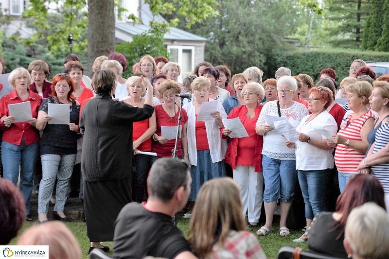 Elnémult a piros gitár-koncert a Bencs Villa udvarán