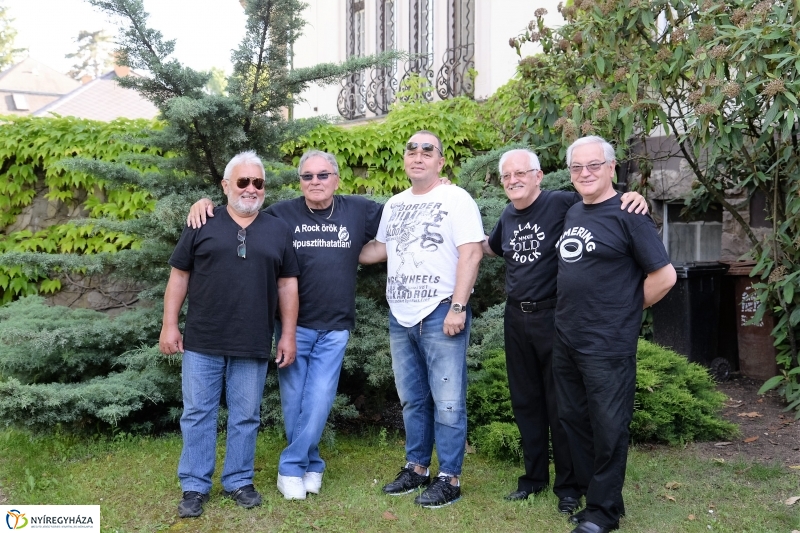 Elnémult a piros gitár-koncert a Bencs Villa udvarán