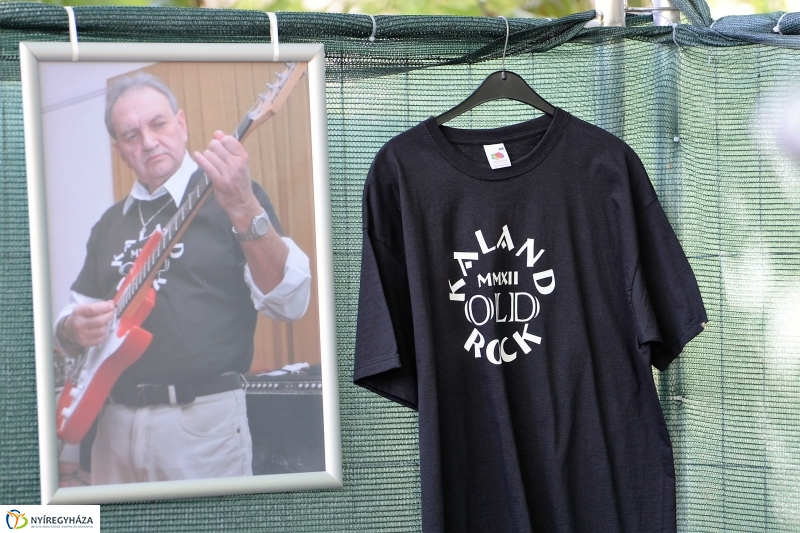 Elnémult a piros gitár-koncert a Bencs Villa udvarán