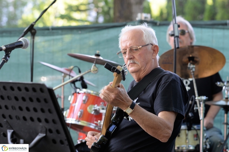 Elnémult a piros gitár-koncert a Bencs Villa udvarán