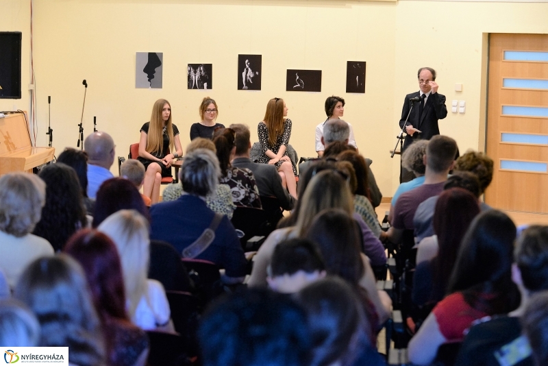 Fotókönyv kiállításmegnyitó