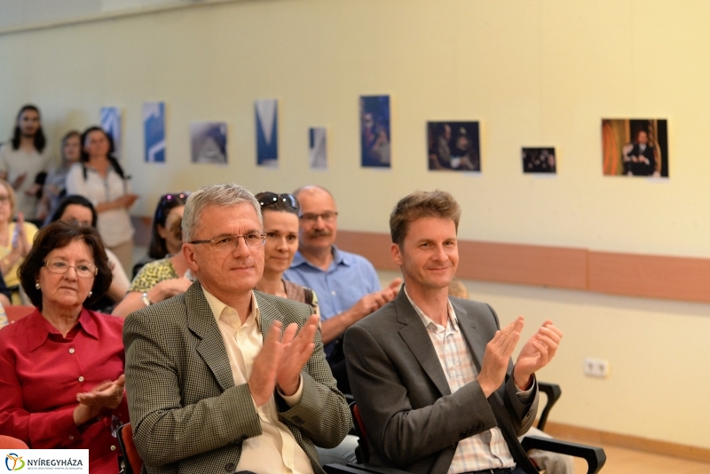 Fotókönyv kiállításmegnyitó