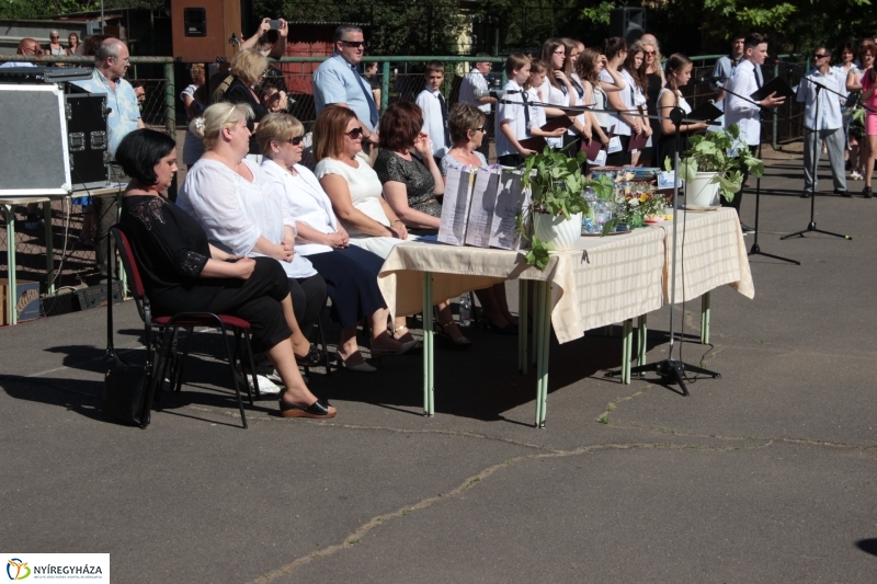 Vécseys diákok búcsúja