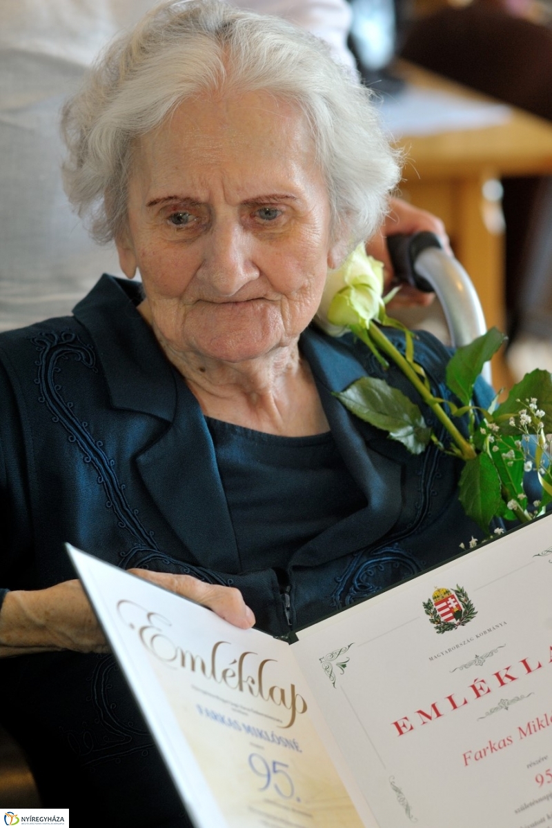 Szépkorú köszöntése - Farkas Miklósné