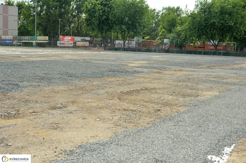 Pályafelújítás a stadionban