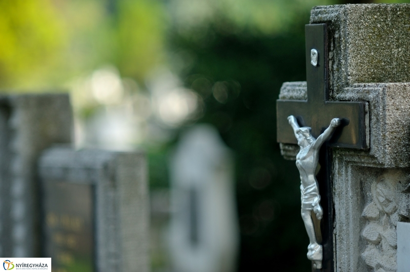 Járőrözés a temetőben