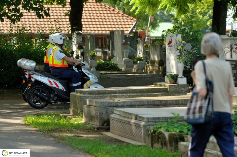 Járőrözés a temetőben