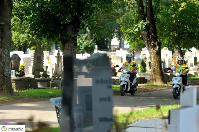 Járőrözés a temetőben