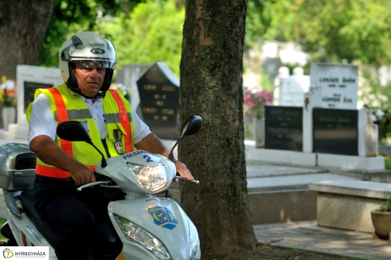 Járőrözés a temetőben