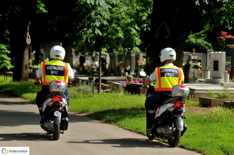 Járőrözés a temetőben