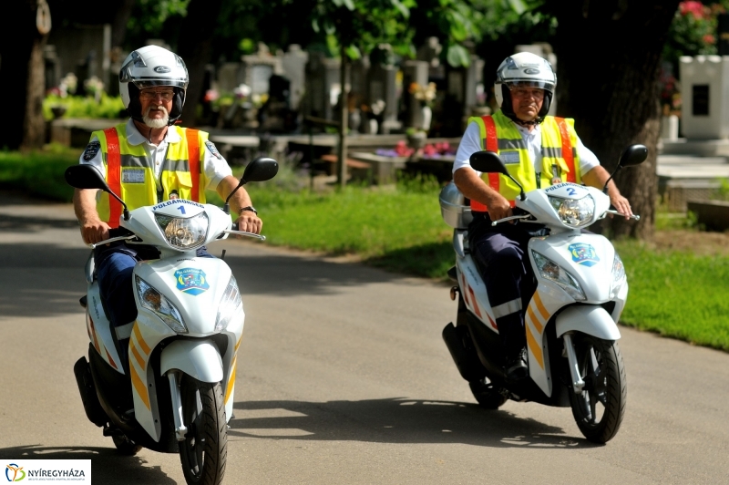 Járőrözés a temetőben