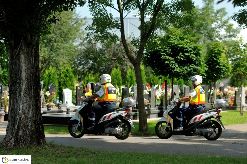 Járőrözés a temetőben