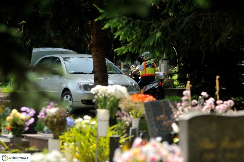 Járőrözés a temetőben