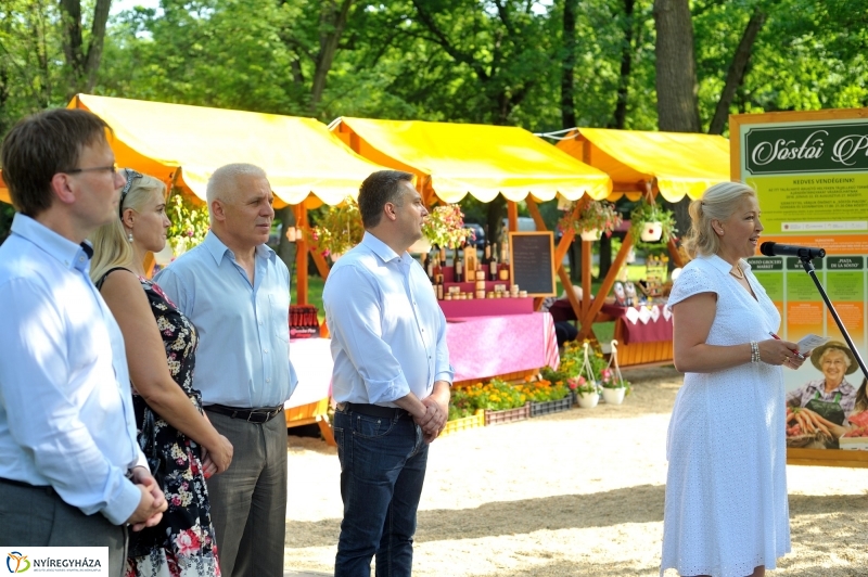 Megnyitották a Sóstói Piacot