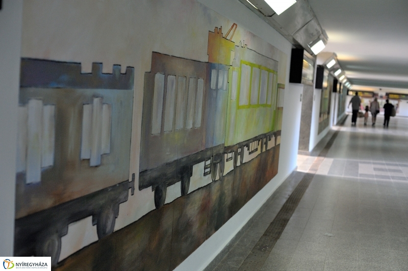 Festett aluljáró a vasútállomáson