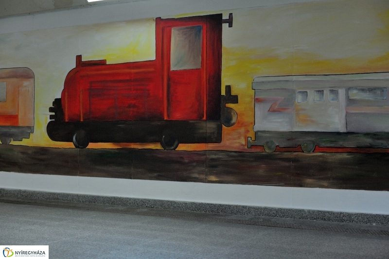 Festett aluljáró a vasútállomáson