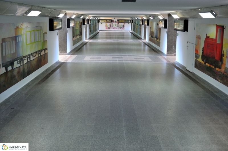 Festett aluljáró a vasútállomáson