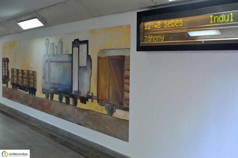 Festett aluljáró a vasútállomáson