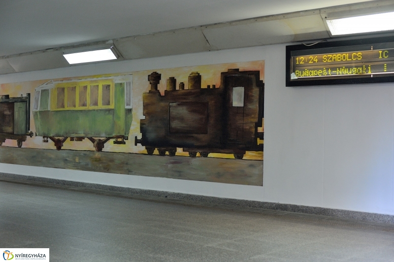 Festett aluljáró a vasútállomáson