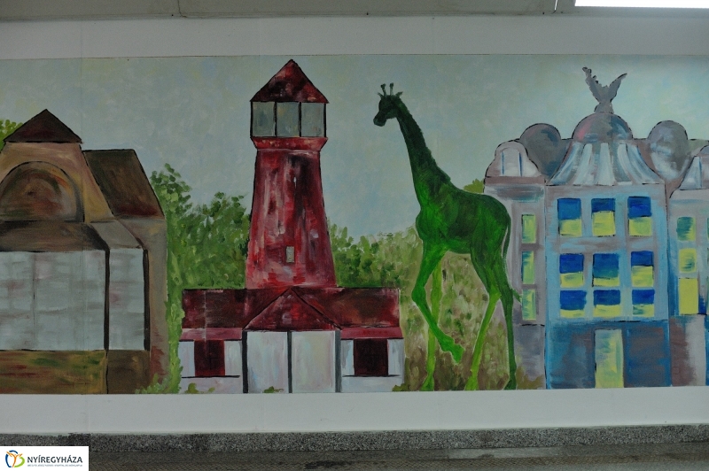 Festett aluljáró a vasútállomáson