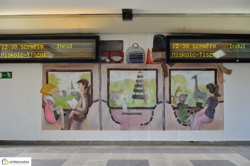 Festett aluljáró a vasútállomáson