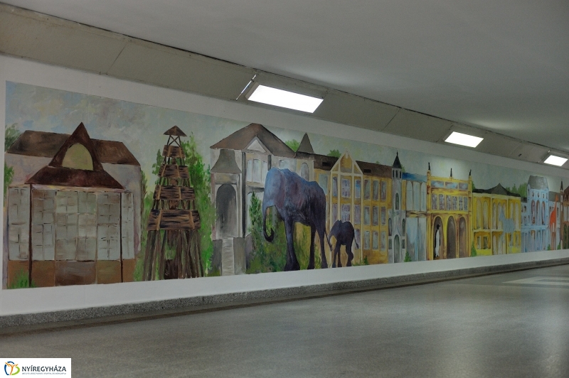 Festett aluljáró a vasútállomáson