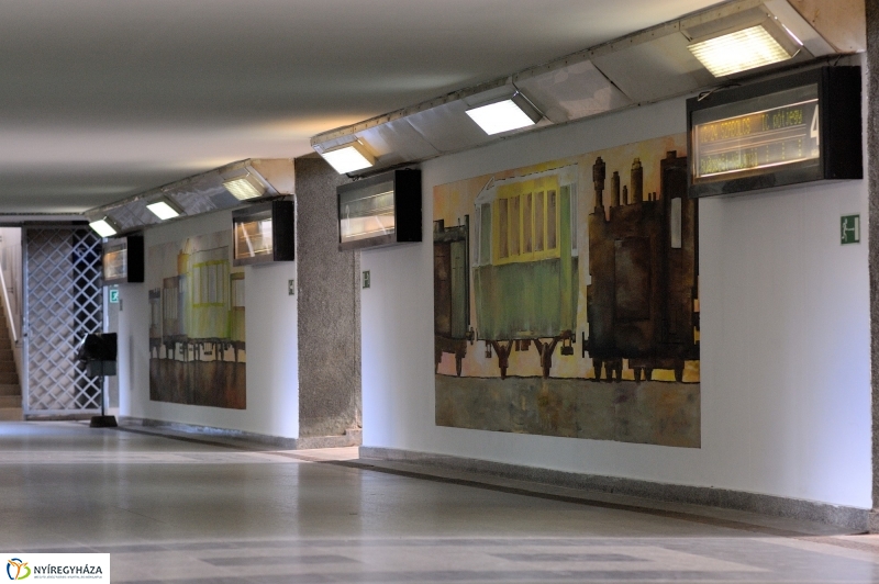 Festett aluljáró a vasútállomáson